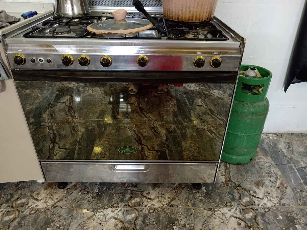 للبيع لغرض السفر
 غرفة النوم جديدة
والكاونتر من شهر مسوي

 طباخ اخو الجديد


**إذا كنت صاحب هذا الإعلان وتريد حذفه لأي سبب، رجاءا أرسل رسالة إلى الدعم الفني**