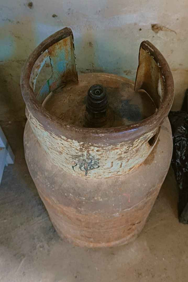 تنور غازي  مع قنينه التواصل /*********** كربلاء, العراق
