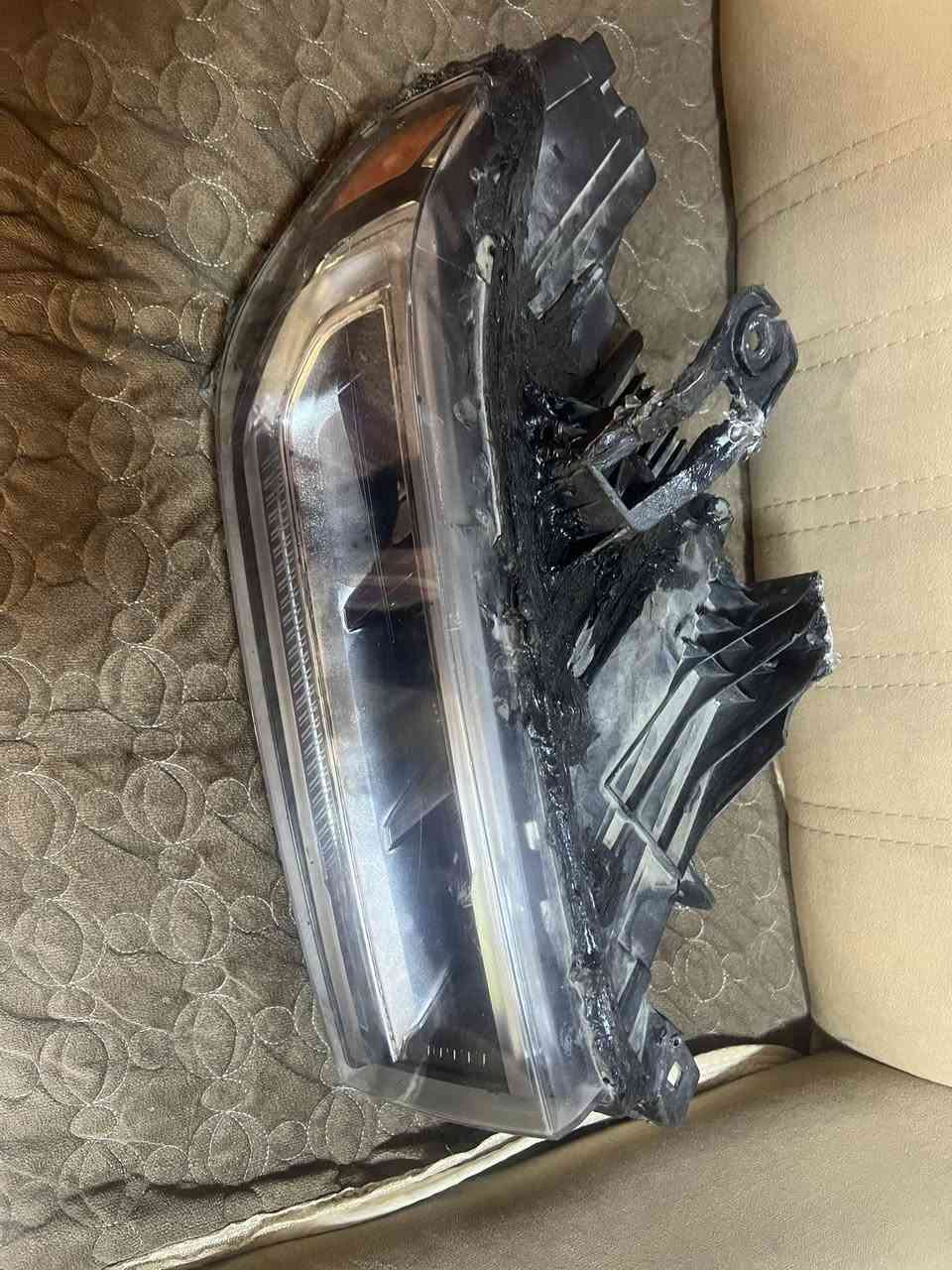 سلام عليكم لايت جمسي اكاديا شغال بي تصليح 
سعر 100 
***********
