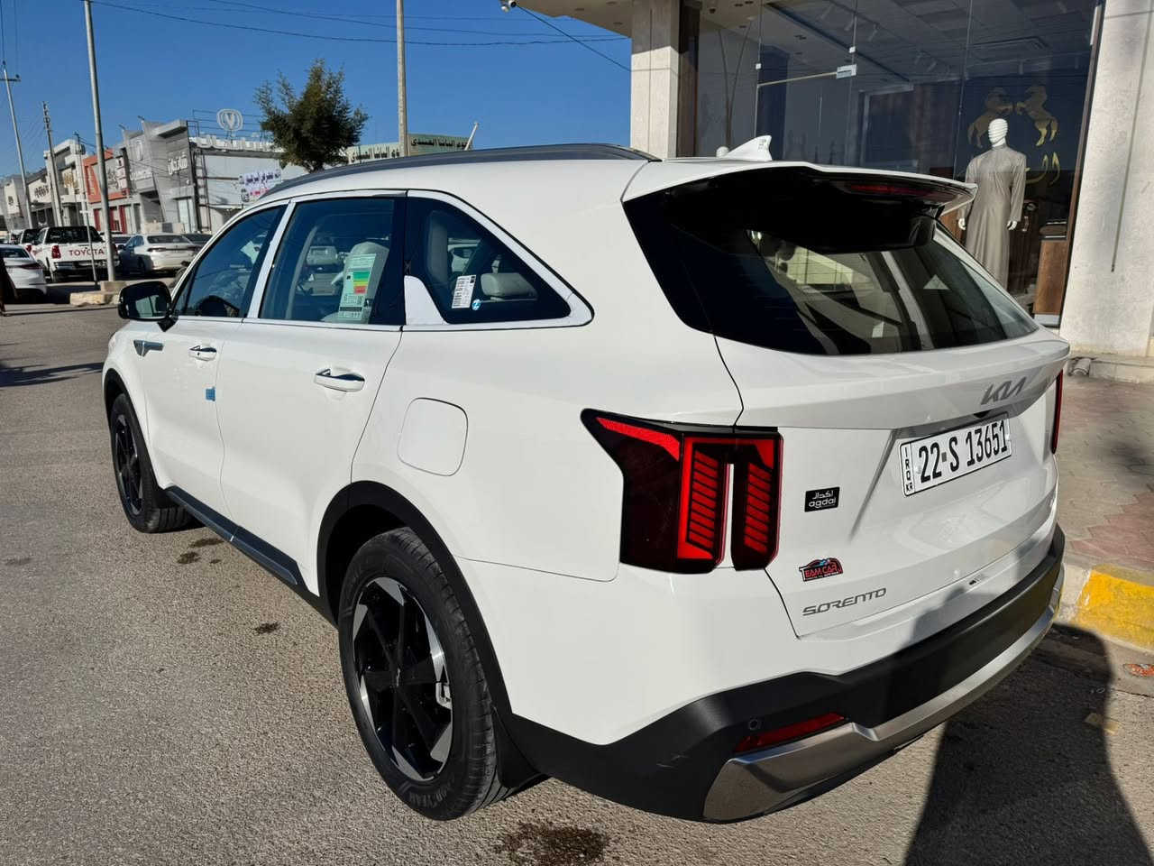 السلام عليكم ورحمة الله للبيع كيا سورنتو 2025 ماشيه 40 عامه حته من الرصعه وبيها سونار رقم أربيل 6 سلندر 7 راكب بانوراما كشنات كهرباء جنطه كهرباء شاحن لاسلكي اريل ابيض سعرها 318 وبيها مجال جداً بصيط مكان السيارة بالرمادي 
***********
