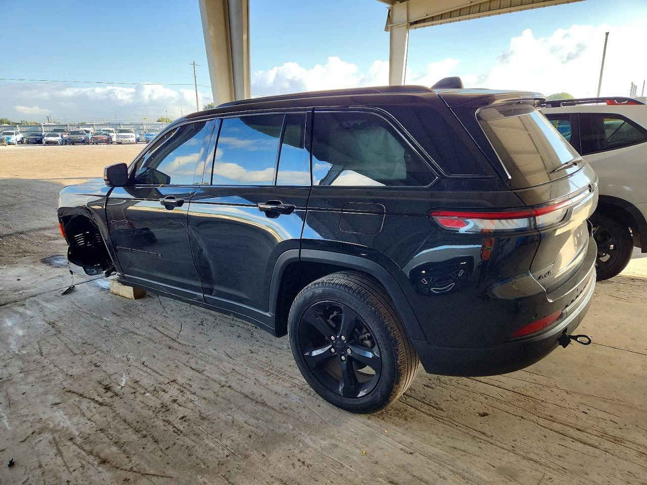 السلام عليكم جيب كراند شيروكي لمتدد موديل (2025) ماشيه (10000) حادث موضح بالصور السياره توصل يوم 2/4/2026 يعني يعني خمس ايام وتوصل الاردن ميناء العقبة الحره تريد حره تريد شهداء السعر ب(220$) ورقه يعني بشدتين وعشرين ورقه بدون كمرك وبدون تخليص للاتصال *********** بيع فقط
