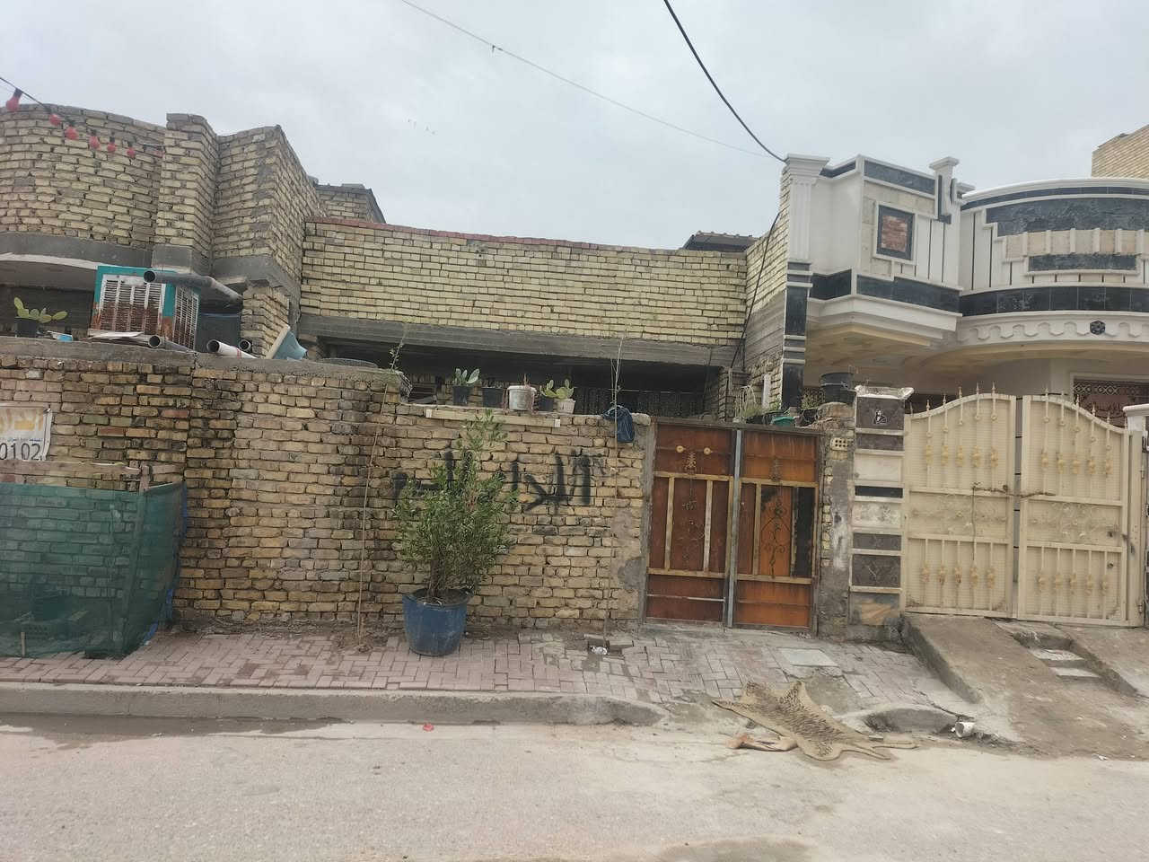 بيت في حي كوفه قريب من دلالية السيد فرع الصيدليه ثاني فرع على يمنه ثاني بيت على ركن مساحه120 الوجه6 ونزال20 السعر على الخاص او الرقم ***********
