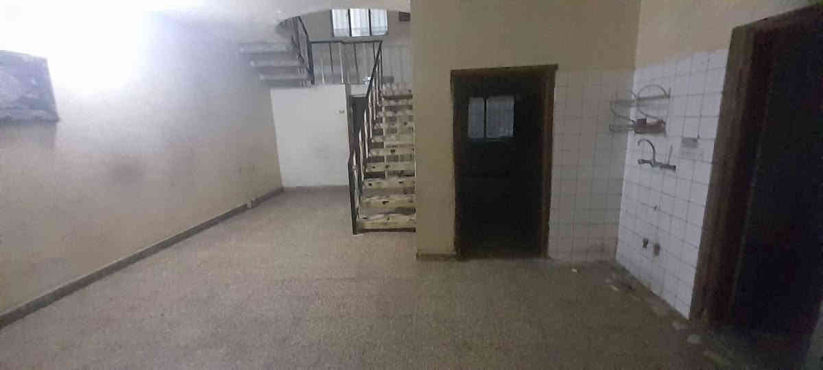 دار للبيع في منطقة الشرطه الرابعه شارع البالات المساحه ٢٢١ متر يحتوي على كراج كبير وحديقه وصاله ومطبخ وهول وغرفتين نوم وخدمات المراجعه مع مكتب الاماني للعقار للإستفسار/علي ***********
