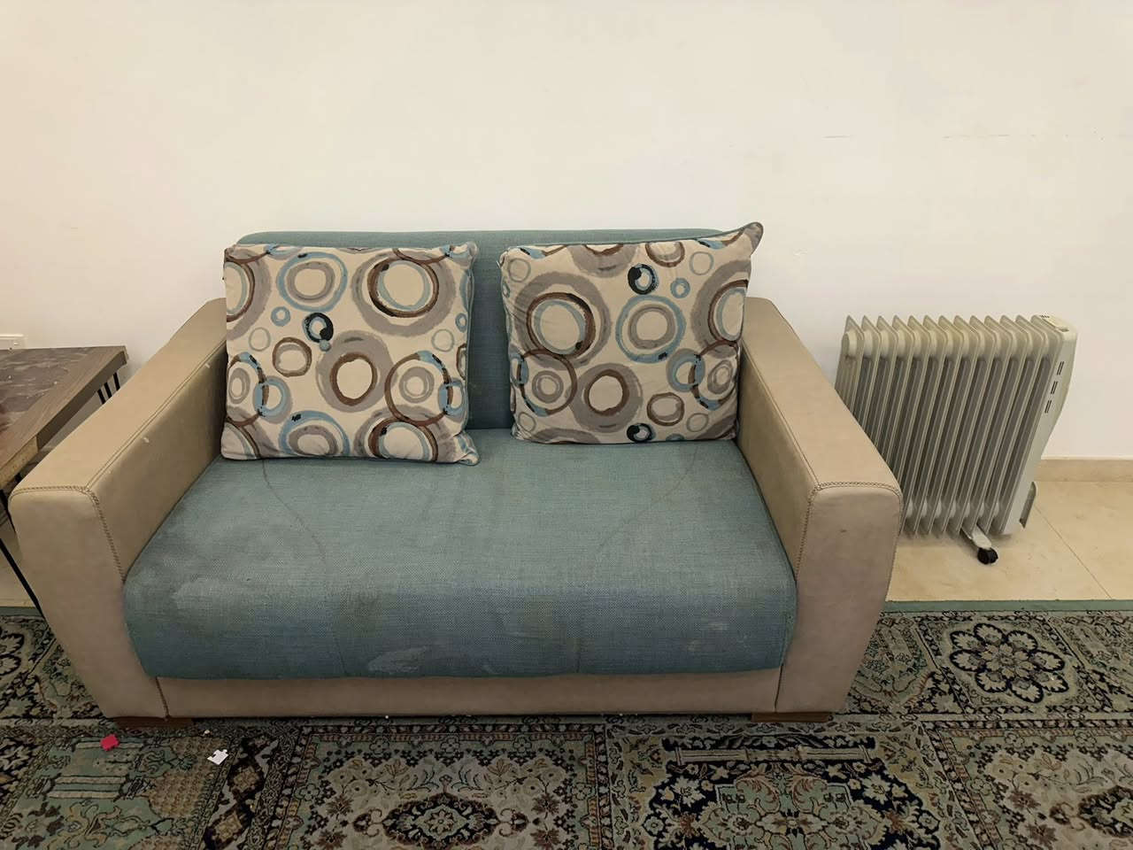 تخم ماركة دوكتاش يحتاج تنظيف والأيد  الجلد متضرره الباقي بحالة جيده خشب متين ما مكسور ٧ مقاعد ٢ قنفه و٢ كرسي ينفتح سرير وبي مخزن والسعر مناسب


**إذا كنت صاحب هذا الإعلان وتريد حذفه لأي سبب، رجاءا أرسل رسالة إلى الدعم الفني**