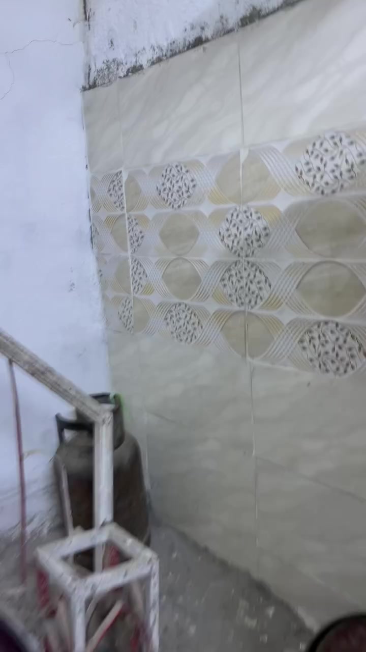 نصف قطعة للبيع المساحة 72 قطاع 74 اول فرع مقابل سوق العورة طابق ونص الاستقبال والحمام الي بالبداية بناء جديد صب والباقي عكادة قديم نظيف السعر 90 وبيهة مجال 
رقم الهاتف. ‬ ‭0771 125 9419‬
