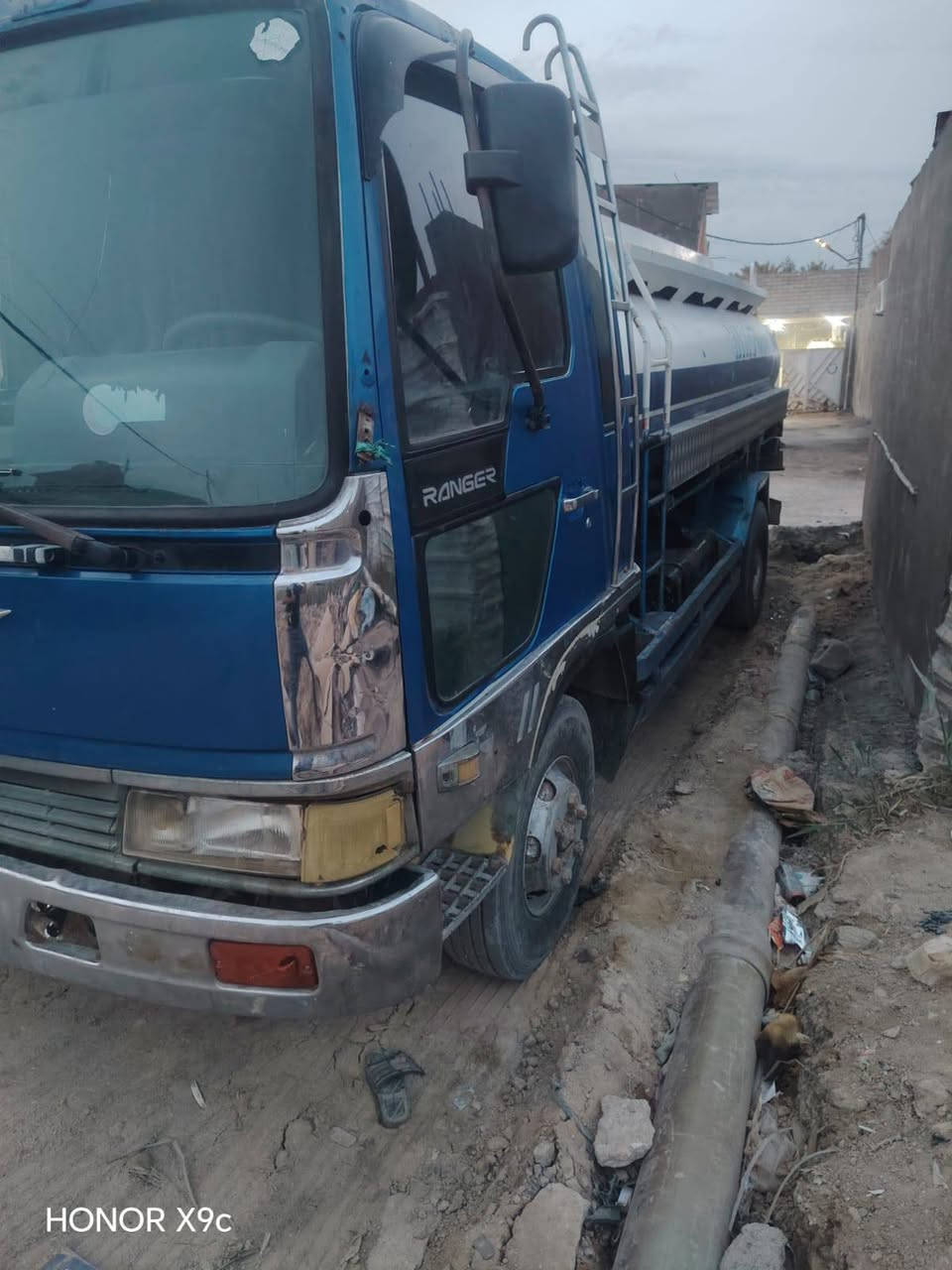 السلام عليكم 
 تنكر حوضيه ماي للبيع بلاد موديل ٩٤ محرك 70 طيره مكينه جديده حموله 8طن رقم بصره تحويل مباشر حداده جديده كهربائيات جهازه تخم تايرات نضاف *********** ،*********** البصره بني منصور السعر 125
