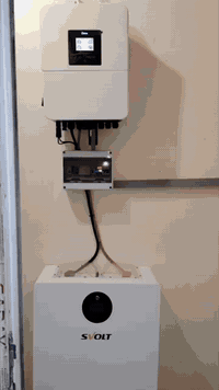 طاقة شمسية • بطاريات عملاقة • طوز الشارع العام