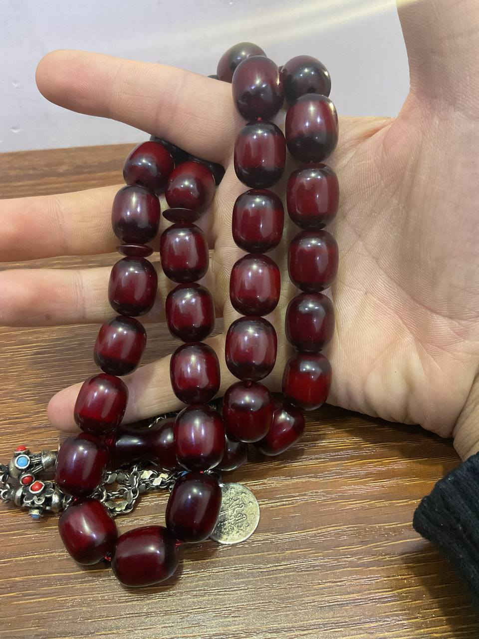 السلام عليكم اخوان سبحة كهرمان قديم انتيك33 حبة وزن 80 غرام قطعة حلوة وقديمة وتخط عل ورق وبسعر مناسب 150 الف قفل والتوصيل علية للاتصال ***********
