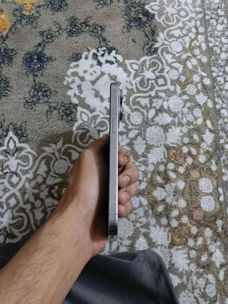 سلام عليكم ايفون 15 برو ماكس شرق اوسط تليفون جديد ما مفتح ولا دخل تصليح وتر ذاكرته 256وبطاريه 84 كارتونه والكيبل ويا  وسعره مليون وميه وبي مجال بكاني بغداد الحسينيه مال راشديه وهاذه رقمي ***********بي واتساب وموجود مسنحر
