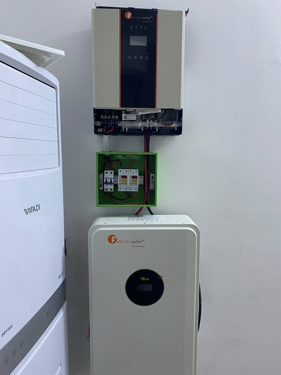 تم تنصيب 4 منضومات طاقة شمسية 10 نهارآ 8 ليلآ 🔜
لكل بيت منضومة تتكون من 5 الواح لونجي 615w ضمان 12 سنة☑️
انفيرتر فيليستي 5kw 20A ضمان 3 سنة✅
انفيرتر كرواط 6kw ضمان 3 سنة☑️
بطارية فيليستي 5kw  دورة6000 ضمان 4 سنة حقيقي✅

(تكلفة المنضومة 3,000)✔️✔️✔️
📱***********
📱***********
