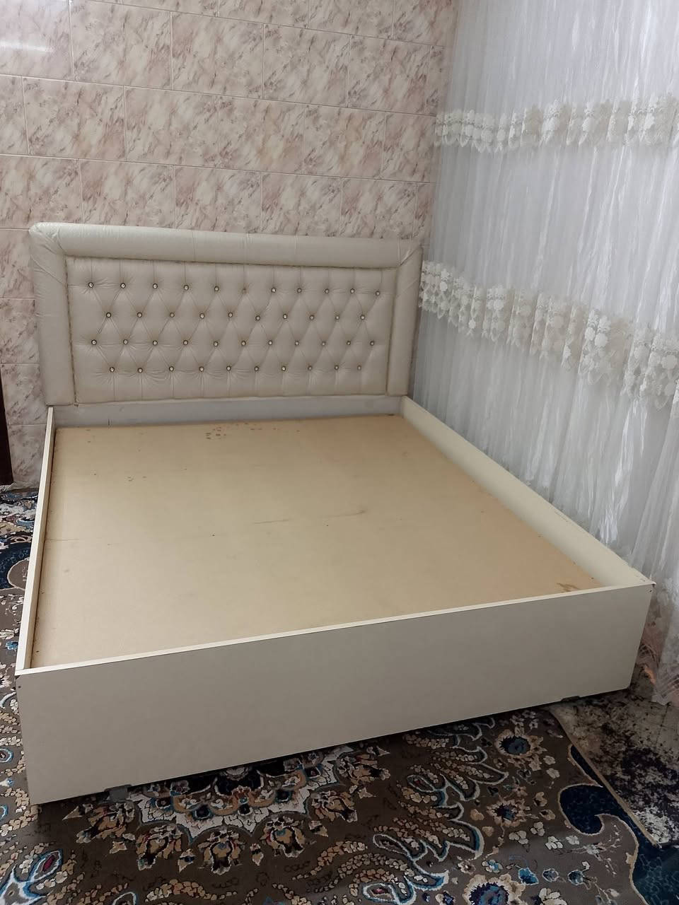 سلام عليكم سرير نفرين شغل يد تفصال نجاره فول احطاطه داخل سرير صوميه  كلش قوي راس سرير جلد اصلي  بدون دوشك قياس سرير 180/200 صاحبه مفصله 300 الف هسه معروضه 175  ويا توصيل وشد فقط خانقين جلولاء قره تبه سعديه الف العنوان كلار شراي اتصل على رقم بى واتساب هم ***********

