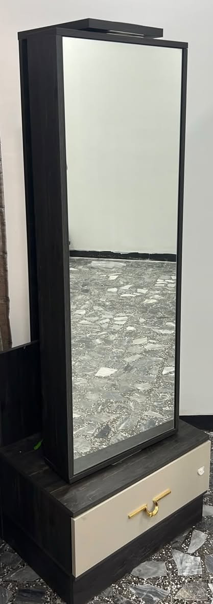 غرفه نوم مستعمله قليل 
ماركه الهوم سنتر 
مغلفه من داخل وخشبها متين وقوي
وتحتوي عل مخزن تحت السرير 
للتواصل 
***********
