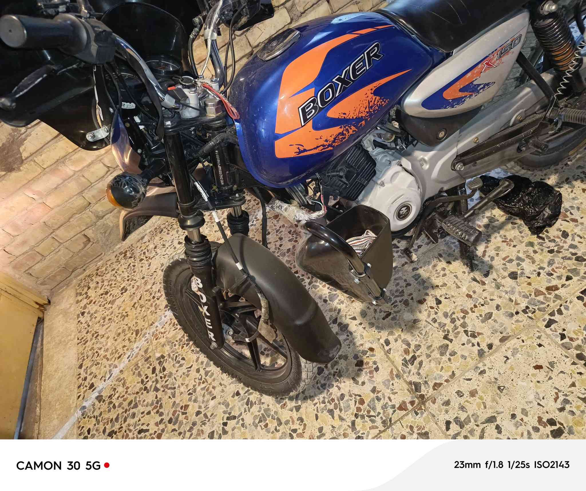 اسلام عليكم اخوان دراجة بوكسر البيع كامله مكمله اي نقص مابيها مكاني الرشاد قرب حي النصر سعر 2500 والشراي يتصل  هاذ رقم
***********
