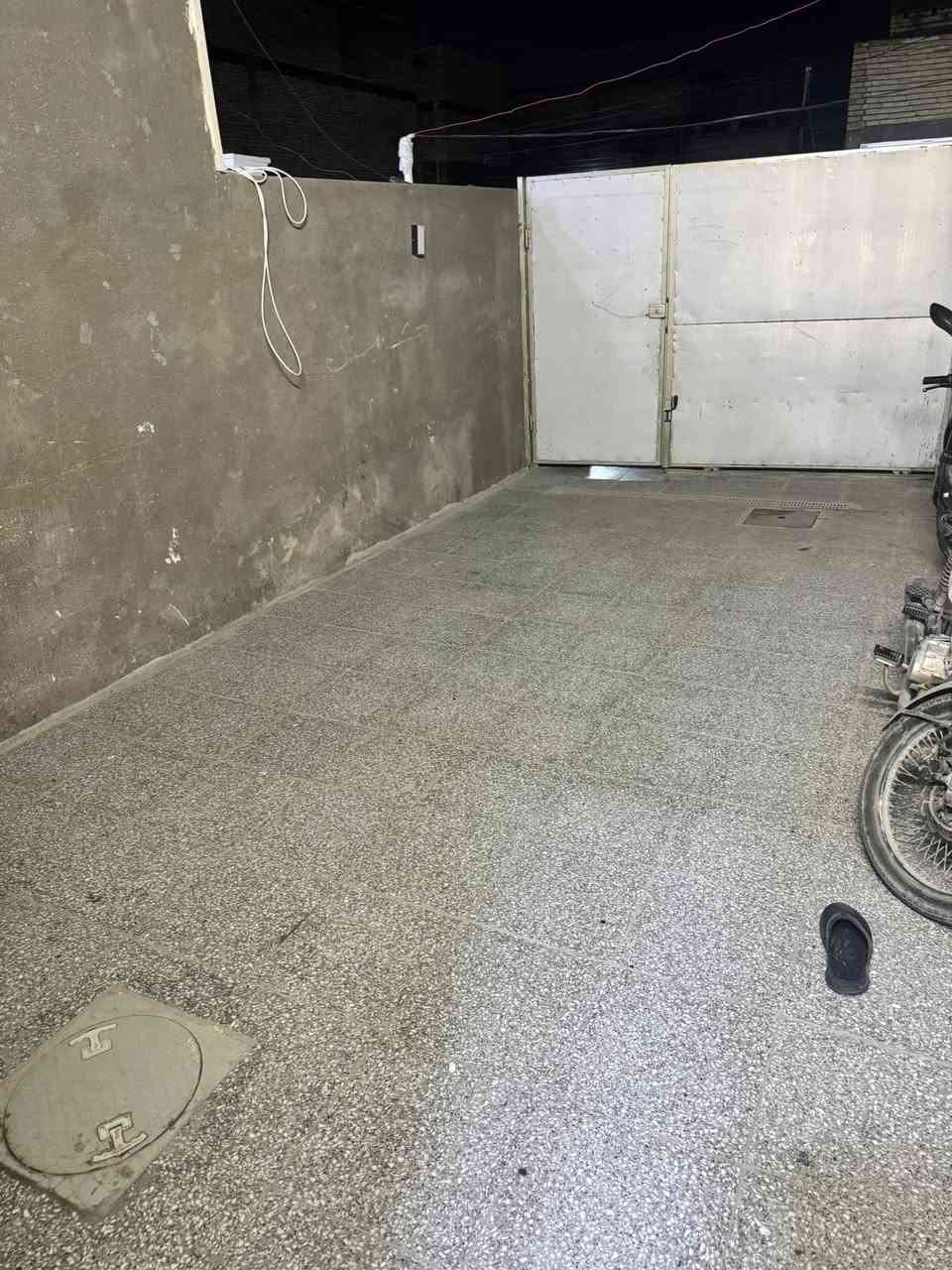 دار للبيع مساحه 217 متر بناء 2025 كله درجه اولى الطابق الاول مطبخ وحمام وغرفتين وصاله الطابق الثاني اربع غرف وصاله وحمام الواجهة 9 الا ربع نزال 25 السعر 250 وبي مجال للتواصل الاتصال على الرقم *********** العنوان حي السفير ثاني فرع بظهر اسواق ابو عراق
