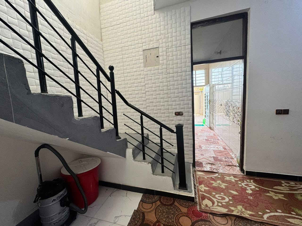 للبيع بيت مساحه 150 متر
طابو زراعي سند 25
طابقين 3 غرف نوم 
استقبال هول مطبخ
صحيات داخليه وخارجيه
1=   طابق الارضي  
غرفتين  نظام سويت استقبال هول 
مطبخ صحيات داخليه وخارجيه
 2=  الطابق الثاني 
غرفه نوم سويت 
هول بيتونه 
البيت كامل مواصفات 
البيت كامل ارضيه جدران 
الكراج كامل السطح 
مابي اي نقص 
العنوان ابو غرق شارع
 الامام نهايته 
حي هيثم الجبوري

                     مكتب سومر 
_____________________________________
   *********** ///  ***********
=============================
