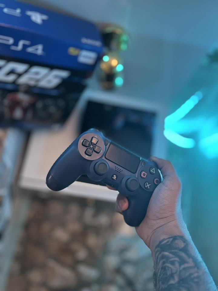 📢 للبيع PlayStation 4 FAT مهكر بحالة ممتازة

✅ المواصفات:
🎮 جهاز PS4 FAT مهكر (يشغل ألعاب بدون أقراص)
🎮 عدد (2) يد تحكم أصلية
💾 ذاكرة 500GB
🔥 داخله ألعاب قوية مثل:

* GTA V
* Call of Duty
* وألعاب ثانية جاهزة للعب

💯 الجهاز نظيف وجاهز مباشرة الطبقة الجوة مفتوحة للتنضيف فقط اما الطبقة الفوك ممفتوحة اي يعني الجهاز ممفتوح كما موضح في الصور 

💰 السعر:280 وقابل للنقاش البسيط
📍 الموقع: مدينة الصدر

📞 للتواصل: ***********
📲 واتساب متوفر
