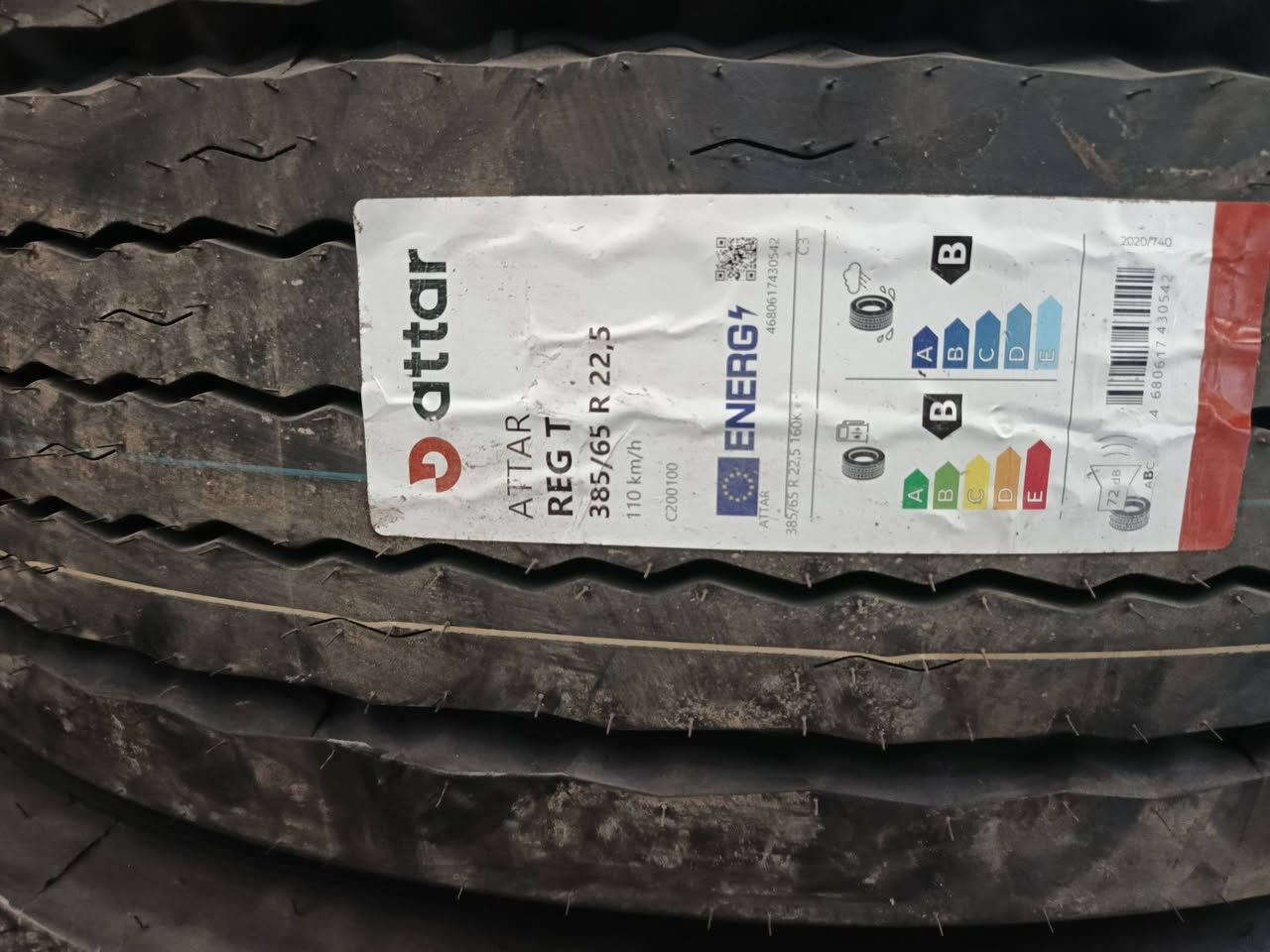 [ الآن في الديوانية.. وحوش الطرق "Attar" الكازاخستانية وصلـت! ] 🏁🇰🇿
يعلن مجمع فرحان الكرعاوي وليث الربيعي عن وصول الوجبة الحصرية والضخمة من إطارات Attar العالمية (منشأ كازاخستان)، والتي تتوفر لأول مرة حصرياً داخل مجمعنا بمواصفات قياسية.
✅ المقاسات المتوفرة الآن (بكميات ضخمة):
1️⃣ 385/65 R 22.5 
2️⃣ 315/80 R 22.5  
✅ المواصفات الفنية لـ Attar (موديل REG S):
 * متانة استثنائية: صُنعت خصيصاً لتتحمل أقسى الظروف الجوية والطرق الصعبة (مثالية لأجوائنا).
 * كفاءة وقود (B/C): توفير حقيقي في مصروف الوقود بفضل هندستها المتطورة.
 * ثبات وأمان (B): تماسك جبار في المنعطفات وعلى الطرق المبللة لضمان سلامتك.
 * هدوء وراحة (72dB): مستوى ضوضاء منخفض جداً لقيادة مريحة في المسافات الطويلة.
⚠️ تنويه هام: البيع والتعامل داخل المجمع بالدينار العراقي فقط (لا نتعامل بالدولار نهائياً). 🇮🇶🤝
📍 العنوان: الديوانية - التقية الثالثة - طريق نجف ديوانية - قرب ساحة التوديع.
📞 للتواصل: *********** | ***********
مجمع الكرعاوي والربيعي.. دقة بالعمل، أمان بالطريق، وسعر بالدينار! 🤝✨
