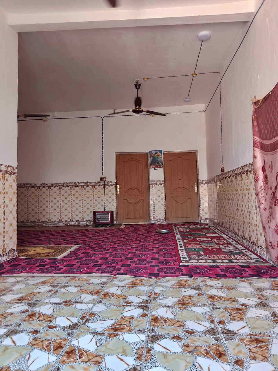 البيت مساحته 250مترمكان قضاءالسنيه مقبيل الشرع التجاري بشارع العام كافته الخدمات متوفر السعر 35 بيه مجال/***********
