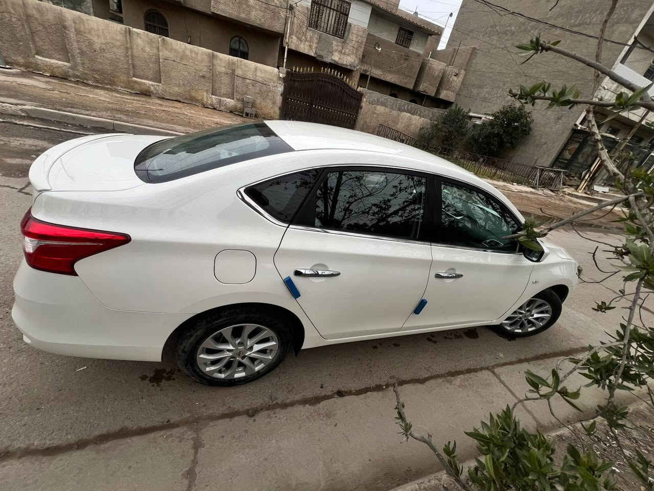 نيسان سنترا 2024  
فقط بيهه صبغ على كد التصليح بلصوره 
    محرك 1600
السيارة جديده تراي وضع شركه 
تبريد قطعتين ثلج 
ماشيه 20 الف 
سنويه وفحص وهزة كلها جديده 
رقم اربيل باسمي
السعر 125 وبيها مجال كلش قليل حك الجيه فقط 
العنوان بغداد الدوره   ***********
