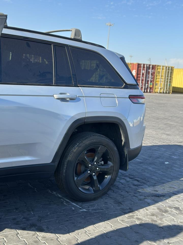 جيب كراند شيروكي التيتيود بلاك توب 2024
ماشيه 18 الف 
السياره حادثه فقط بنيد مبدل بدون دواخل وبدون شواصي ولا لغود
 مواصفات السياره فور ويل  
بانوراما
 شاشه جبيره 
خزن كشنات جلد تدفئه كشنات تدفئه ستيرن كشنات السائق كهرباء
 رادار امامي نقطه عمياء تحديد مسار  اوتو ستوب وبعد 
مواصفات التيتيود الX المعروفه مكان السياره البصرة  
🛑السيارة داخلة كتاب شهداء
للاستفسار ***********
