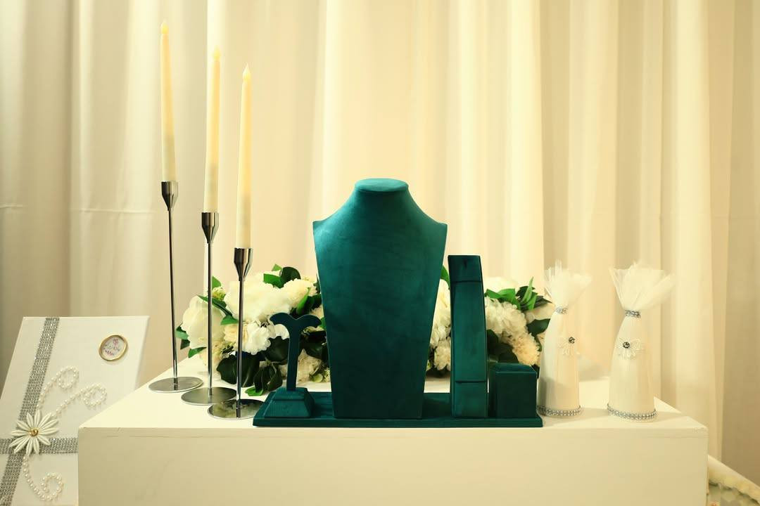 السلام عليكم 
كوشة خشب لون ابيض 
3 قوس خلفي   طبلة وسطية 
3 ميز مهر 
(الخشب فقط للبيع)
قطع نضيفة جداً 
ارتفاع القوس 1.90cm
التواصل ***********
