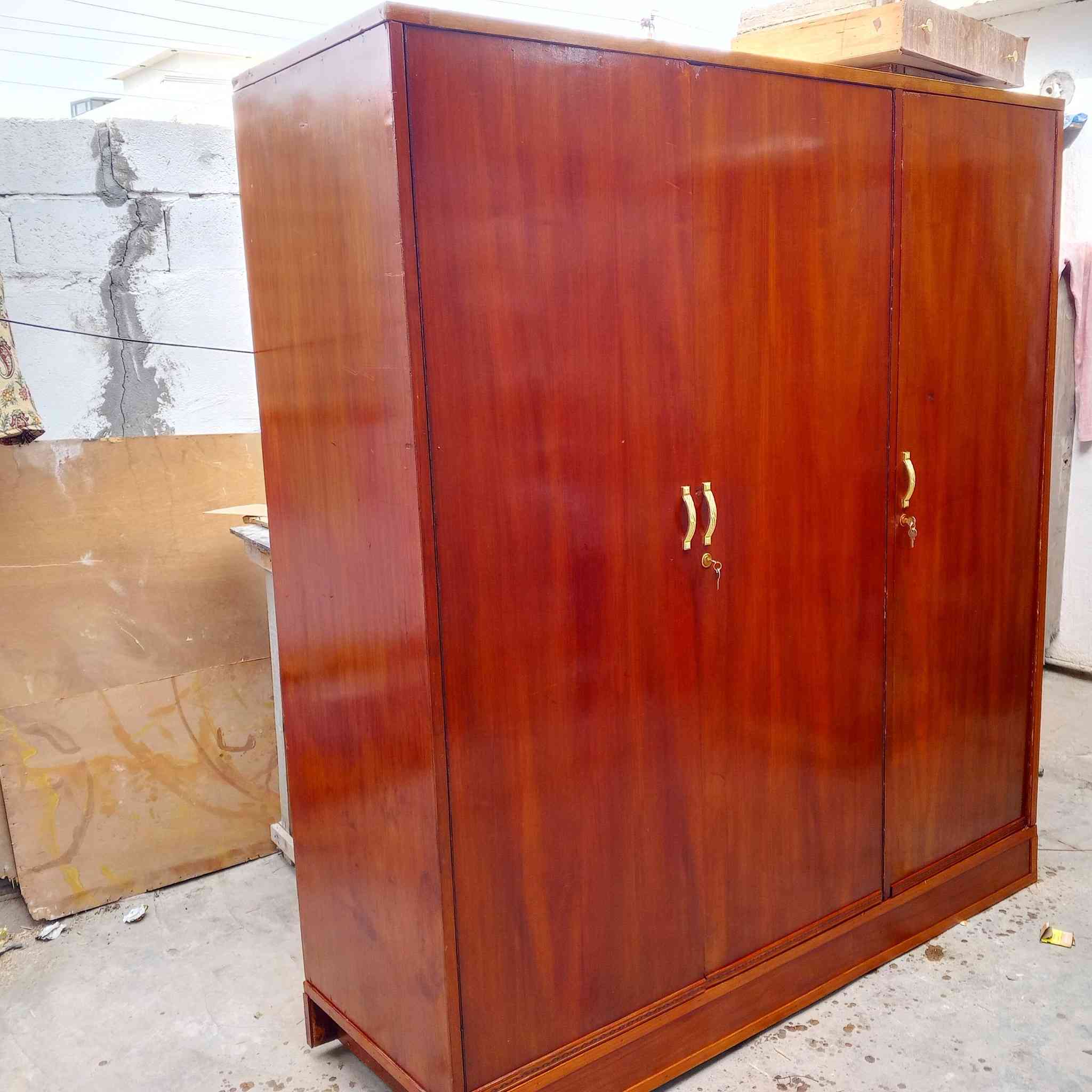 سلام عليكم كنتور للبيع حطاطه درجه اولى خشب ثكيل 3بوب سعره 200 مكان رمادي 5 كيلو شراي اتصل او خاص ***********
