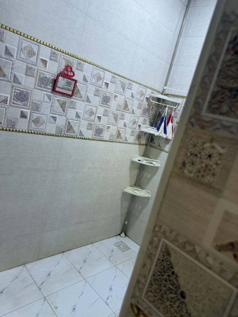 يالله 
السلام عليكم 
يعلن مكتب الوسام الذهبي عن وجود قطعه للبيع  مساحتها 
متر185
وجهه 12ونص
نزال 18ونص
طابقين
4غرف نوم واستقبال وكليدور ومطبخ 2مجمع صحيات
بناء حديث 23
طابو زراعي  سند حديث 25

متوفره كافه الخدمات ماء وكهرباء وتبليط. 

العنوان 

حله بابل زوير الغربي 

التقسيم خلف البانزين خانه بته مقابل العاب المد هش

تفاصيل اكثر مراجعه المكتب 

او الاتصال عل الأرقام الموجوده في المنشور 
***********
***********
