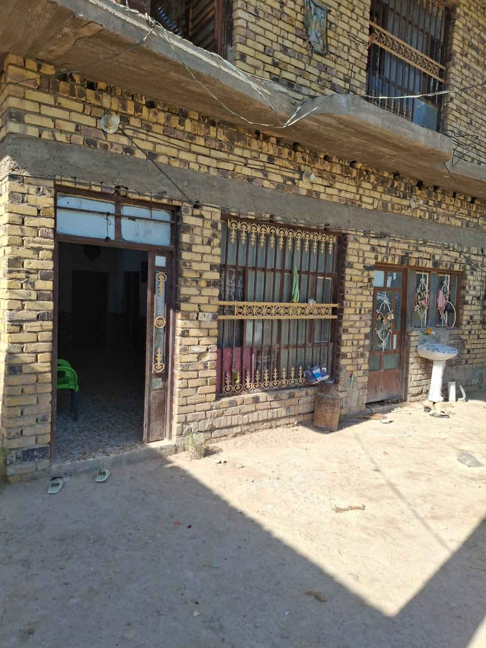 للبيع بيت في السنيه منطقت الدوره مساحه ٤٠٠متر طابقين بناء طابوك صب كونكريت عدادالغرف ٥ طابق الأول٢ و٣طابق الثاني وصاله مطبخ وصحيات طابق الأول والطابق الثاني مظيف خارجي١٠ متر يبعد عن الشارع العام ٢كيلو سعر مناسب للستفسار تعال خاص اواتصل ***********
