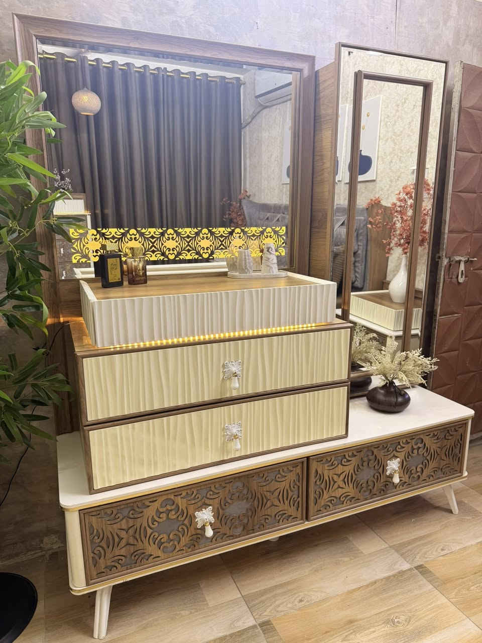 غرفة تركي ٩قطع سرير مخزن شازلون مخزن صبغ حراري مابيهه اي ضرر غرفة تكمة مو من هاي العاديات للاستفسار الاتصال ع رقم ***********
