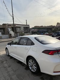 للبيع كورلا 2023 وارد الصين رقم بغداد لون ابيض  ماشيه 34 الف كيلو  داخ...
