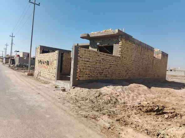 بيت زراعي للبيع مساحه 200 غرفتين وصاله ومطبخ وديوانيه وصحيات وساحه جبيره صب كونكريت طريق سوق الشيوخ فضليه نزله مشتل زهور لبيت طابقين هيكل طابق جوه كامل عوزه لبخ وسيراميك ولفلوك غراضه كله متوفره تجي كبل تبني مكان مرتب ع تبليط مباشر سعر 48 وبي مجال ***********
