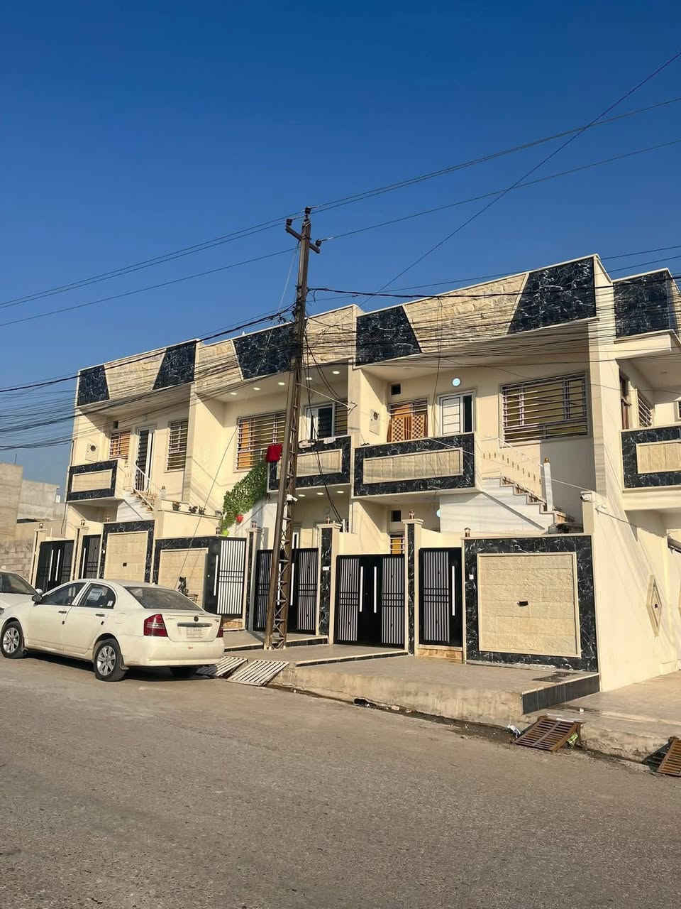 ثلاث بيوت للبيع في حي السماح الاركان على شارع 20 مقابل حديقة

🔹 مساحة : 90م ، الواجهة : 6،5م سند طابو ملك صرف 

🔹 معزول الطابق الارضي عن الطابق الثاني بالكامل 

🔹 بناء حديث ، تصلح للاستثمار مؤجرة بالكامل بوارد 550 الف لكل بيت ، مجموع 3 بيوت مليون و 650 د.ع

🔹 يمكن بيع عقار واحد من الثلاث دور 

ط1 : كراج ، استقبال ، هول ، مطبخ ، غرفة ، صحيات

ط2 : غرفة ، هول ، استقبال ، مطبخ ، صحيات ، بيتونه

مزود بكافة الانظمة الحديثة -

دكتات - سبالت - غسالات - انترنيت ، دشات

للاستفسار اكثر مراجعة #مكتب_الغوالي الكائن في حي السماح الاركان قرب مول القمة مقابل مدرسة السماح الابتدائية على شارع 20 

او الاتصال على الارقام التالية- 

***********

***********
