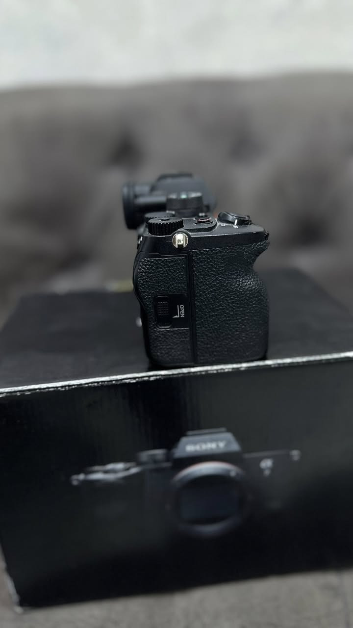 السلام عليكم كاميرا سوني ايسفن فور لبيع سعرها مليونين 100(***********)
