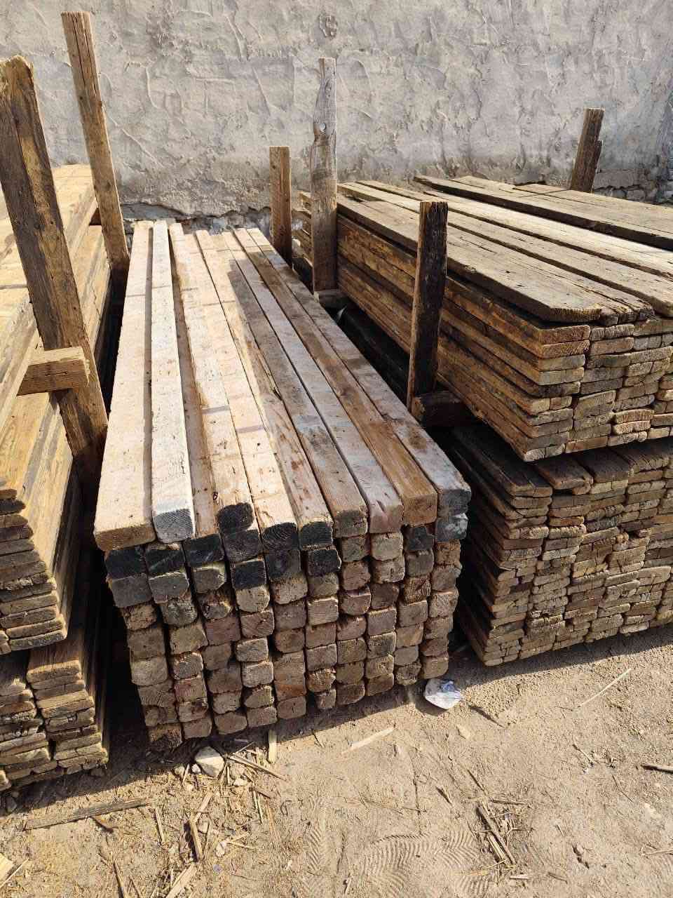 سلام عليكم قالب خشب للبيع لوح مشتغل شغله وحده العدد 13 مكعب ونص  السعر مناسب كلش الرقم ***********
