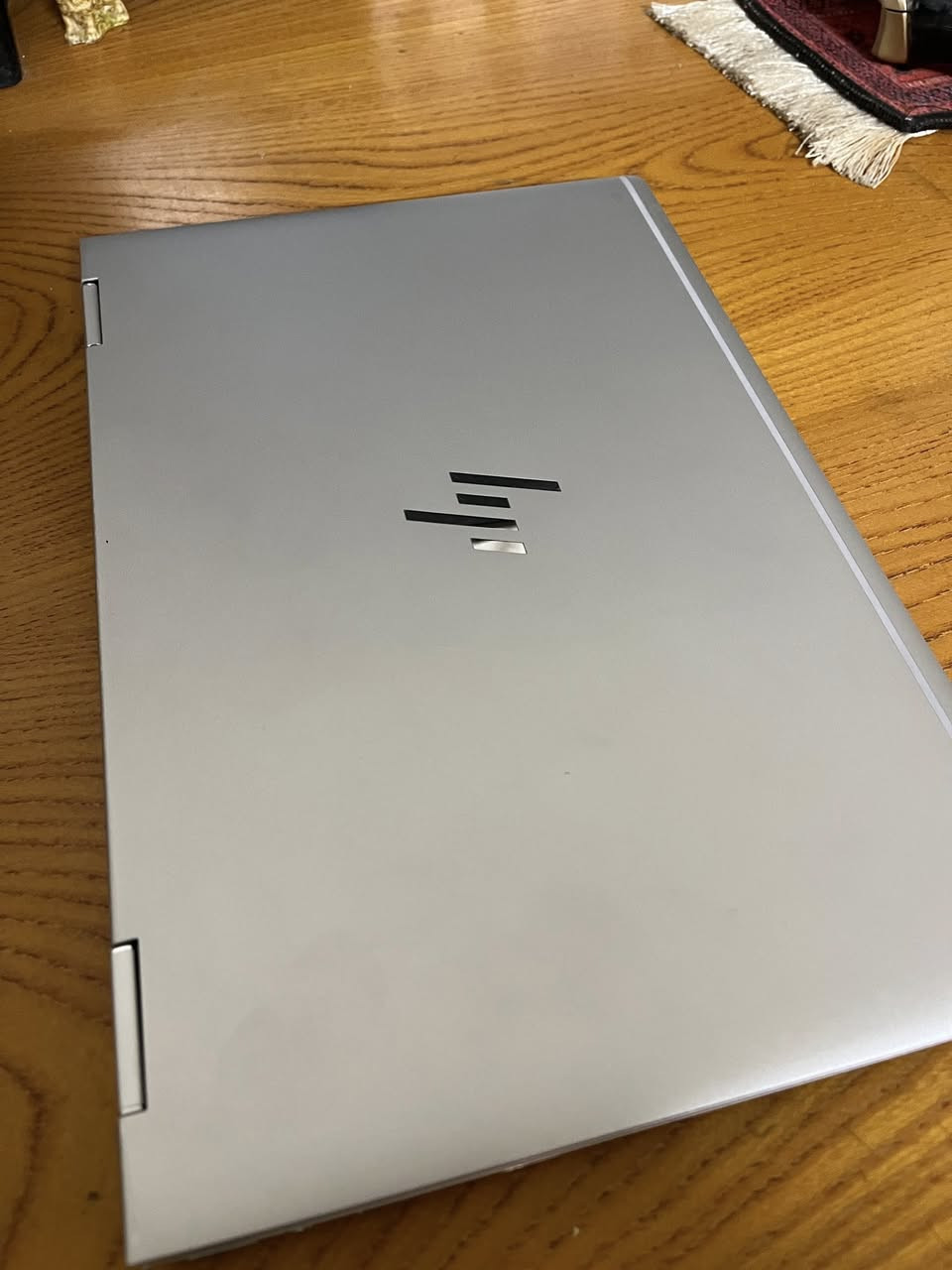 � لابتوب HP EliteBook x360 1030 G3 للبيع – نسخة قوية

جهاز بزنس أصلي من HP، قوي، خفيف، ويدعم اللمس 360°، مناسب للجامعة، الشغل، والإنترنت.

🔥 المواصفات والمميزات:

 • المعالج: Intel Core i7‑8650U (جيل 8، سريع للمهام الثقيلة)
 • الرام: 16GB لتعدد المهام بسلاسة
 • الخزن: SSD سريع (256/512GB) للتشغيل الفوري للويندوز والبرامج
 • الشاشة: 13.3 إنج Full HD لمس مع 10 نقاط لمس
 • 360° تحويل الشاشة لتستعمله كـ تابلت
 • بصمة Fingerprint لفتح الجهاز بسرعة وأمان
 • كيبورد بإضاءة للعمل بالليل
 • صوت Bang & Olufsen عالي ونقي
 • كاميرا HD للمكالمات والدراسة
 • منافذ: USB‑A + HDMI + Type‑C Thunderbolt
 • واي فاي سريع + بلوتوث
 • هيكل ألمنيوم قوي وخفيف، الوزن حوالي 1.25 كغم فقط

✅ مميزات إضافية:
✔ سريع جداً بفضل SSD + i7
✔ مثالي للطلاب والجامعة
✔ مناسب للأوفيس، الإنترنت، وحتى الألعاب الخفيفة

📍 الحالة: نظيف جداً ويعمل بكفاءة
🔌 الشاحن الأصلي موجود

💰 السعر: 500,000 دينار

📩 للتواصل خاص او
***********
