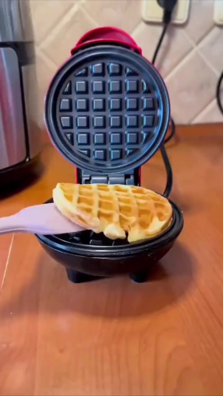 🔥 10,000 د.ع فقط 🔥

✨ وافل سريع ولذيذ بكل سهولة!   

ماكينة وافل صغيرة وعملية، مثالية للاستخدام اليومي 😋
تسخين سريع وقوة 350 واط ⏱️ 
سطح مانع للالتصاق وسهلة التنظيف 🙌
حجم صغير وما تاخذ مساحة 📦

وافل جاهز بدقائق وبطعم يجنن

المواصفات :
- ماكينة صنع الوافل الصغيرة هي جهاز مطبخ مدمج وفعال مصمم لإعداد الوافل بحجم الوجبات الخفيفة.

- تتميز هذه الماكينة بخصائص تجعلها مثالية للمطابخ الصغيرة أو مساكن الطلبة أو للاستخدام السريع والسهل.

. الحجم الصغير: بفضل تصميمها الموفر للمساحة، تشغل الماكينة مساحة صغيرة جدًا على منضدة المطبخ ويمكن تخزينها بسهولة في أي خزانة.

. السطح المانع للالتصاق: الأسطح المزدوجة للطهي مطلية بمادة مانعة للالتصاق (PTFE)، مما يضمن عدم التصاق الوافل ويسهل عملية التنظيف للغاية.

. تسخين سريع ومتساوٍ: بقوة 350 واط، تسخن الماكينة بسرعة وتوفر توزيعًا متساويًا للحرارة لطهي الوافل بشكل مثالي في غضون دقائق قليلة.

. متعددة الاستخدامات: بالإضافة إلى الوافل التقليدي، يمكن استخدامها لصنع الهاش براونز، عجينة البسكويت، البيتزا المصغرة، وأكثر من ذلك، مما يضيف المرح والتنوع لوجباتك.

. سهلة الاستخدام: تتميز بتشغيل بسيط بخطوة واحدة؛ ما عليك سوى توصيلها بالكهرباء لتبدأ الطهي.

🚚 توصيل بغداد 3,000 د.ع
🚚 المحافظات 5,000 د.ع
📩 للطلب مراسلة الصفحة أو واتساب
📱 ***********
