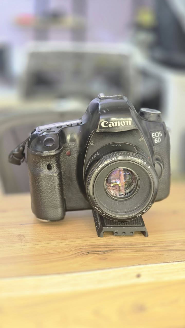 📸 لعشاق التصوير والبورتريه.. عرض مميز! 📸
​متوفر الآن للبيع كاميرا كانون مارك 1 (Canon Mark I) الغنية عن التعريف، مع وحش البورتريه عدسة 50mm f/1.8.  والإبداع.
​🌟 ليش هذا السيت مميز؟
​عزل خرافي: العدسة بفتحة (1.8) تنطيك عزل خلفية (Bokeh) سينمائي واحترافي، مثالي جداً لصور الأشخاص، التفاصيل، والمناسبات.
​أداء عالي في الإضاءة الضعيفة: فتحة العدسة الواسعة تسمحلك تصور بأماكن إضاءتها قليلة وتطلع بصور صافية.
​ألوان كانون الأصلية: الكاميرا تنطي سحبة لون كلاسيكية وواقعية للبشرة، ممتازة لجلسات التصوير الخارجية والداخلية.
​  مع الشاحن والباطرية]
💰 السعر: [500 "]
📞 للاستفسار: يرجى مراسلة الصفحة، أو التواصل عبر الواتساب على الرقم: [***********
