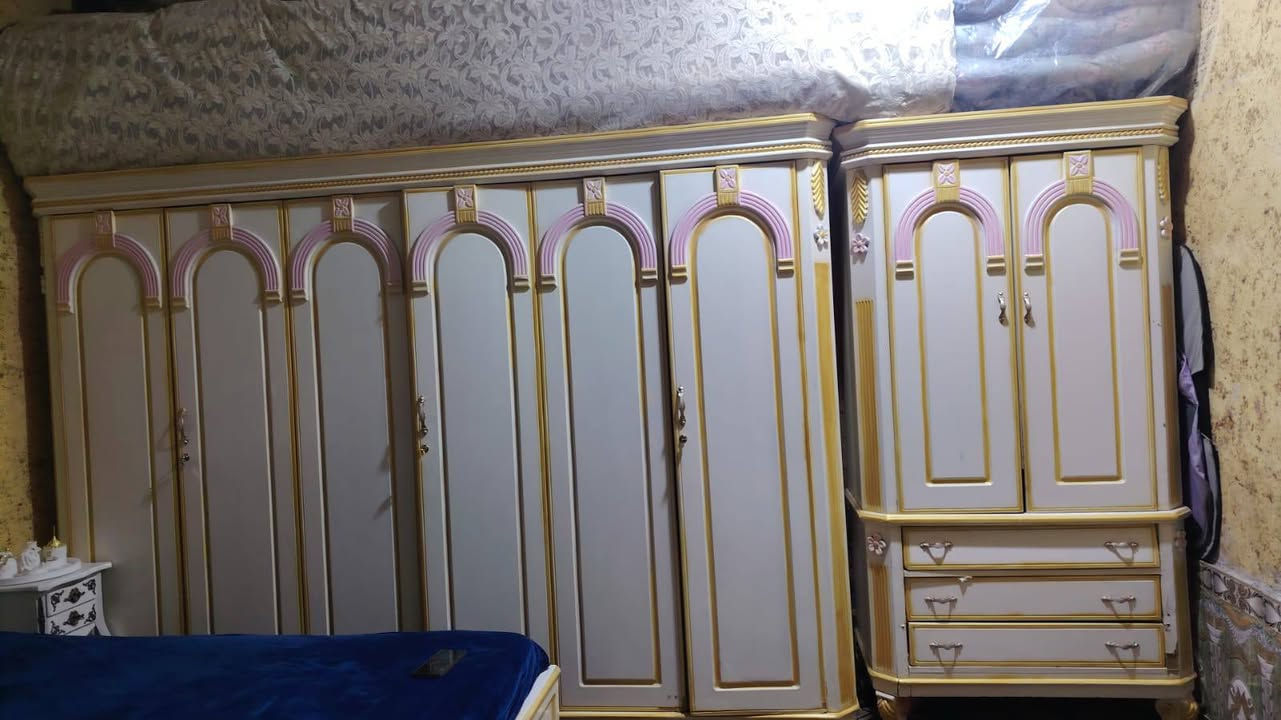 كنتور كويتي يتكون. من 6 قطع القرفه ضخمه كنتور 6 باب + ملحق وي الكنتور السعر 800 بيهه مجال تواصل ***********
