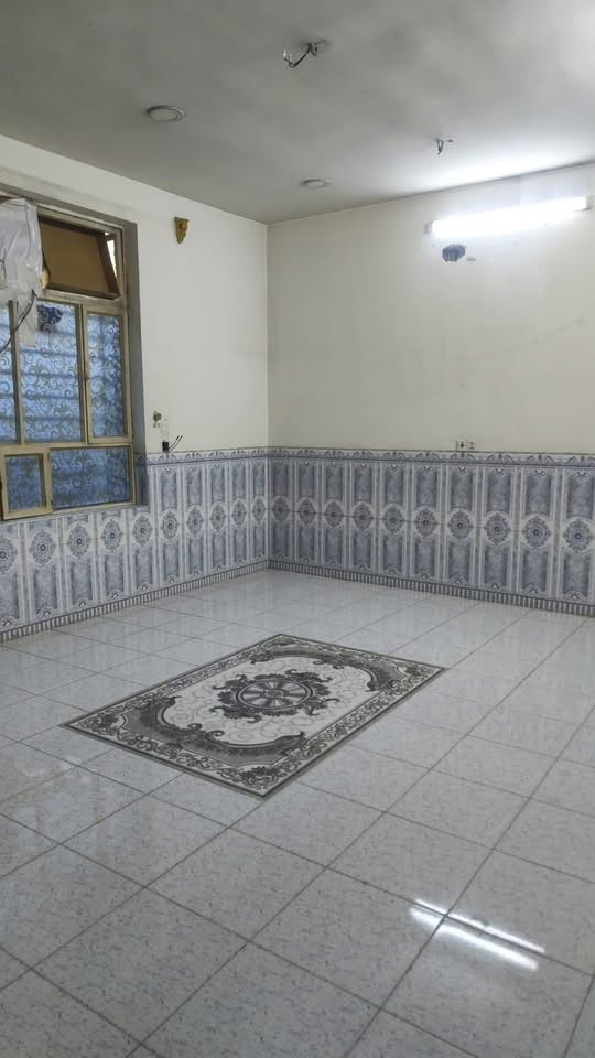 السلام عليكم
بيت للإيجار ركن في منطقة الشعب /الجزائر / قرب محطة سما بغداد 
قريب الشارع العام شارع تبليط وخدمات 
مساحة البيت 100م
استقبال وحولي وغرفة نوم وخدمات 
طابق ثاني بيتوته وسطح 
للاستفسار ***********
