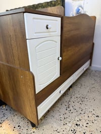 سرير أطفال • مستعمل قليل • شبه جديد