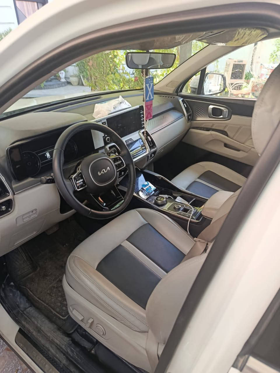 ​🚗 كيا سورنتو 2022 خليجي (6 سلندر) للبيع 🚗
المواصفات الأساسية:
​الموديل: 2022.
​الرقم: أربيل الجديد.
​المحرك: 6 سلندر V6 (المرغوب بالقوة والعزم).
​الحجم: 7 راكب (عائلية واسعة).
​السقف: قمارة حديد.
​شاشة جبيرة أصلية.
​بصمة تشغيل وبصمة أبواب.
​جنطة كهرباء.
​دوشمة جديدة ومرتبة بالكامل.
​وباقي المواصفات المعروفة لهذه الفئة.
​السيارة مكفولة كفالة عامة (عدا وجود تعديل بارد حيز "شبر" في الجاملغ الخلفي الأيمن فقط، الباقي كله بشرط النظافة).
# مكان السيارة بغداد
​📞 للتواصل والاستفسار عن السعر:
​مراسلة خاص
​أو الاتصال على الرقم: ***********
