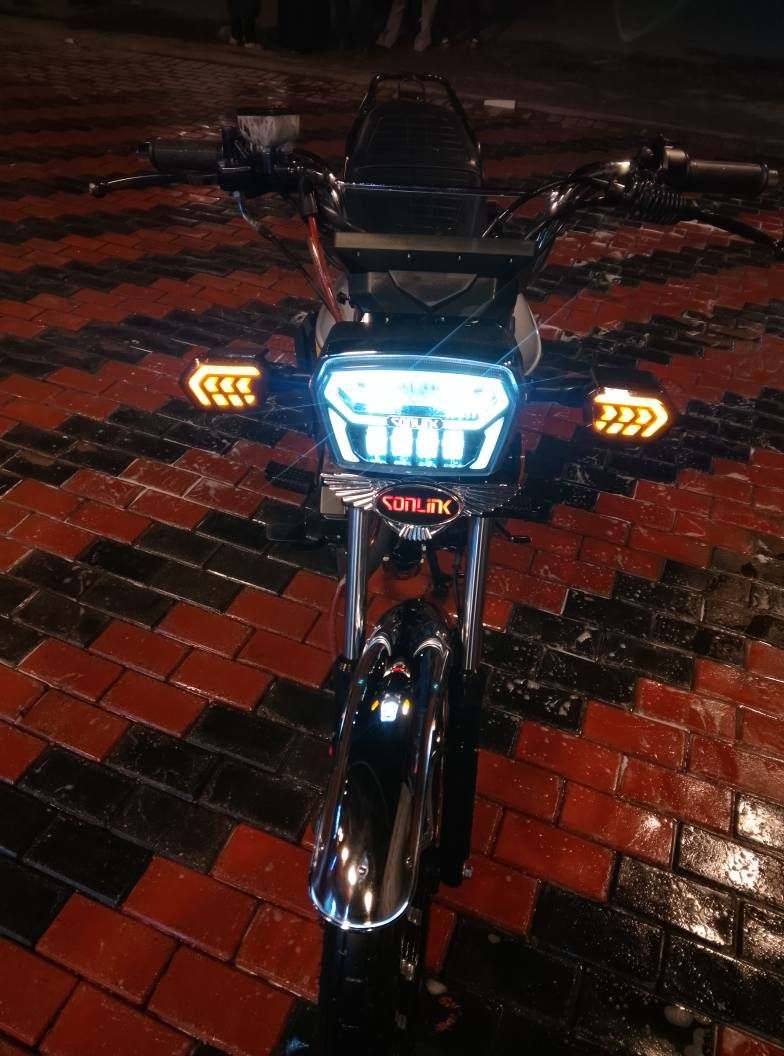 السلام عليكم 
دراجه ايراني موديل 2025 / 5 كير 
ماشيه فقط 3 الف 🔴

 الدراجه مكفوله كفاله عامه اي نقص مابيها كلشي شغال نكره سلف و كهربائيات شغاله كلهن 

 بي سويج عدد 2 و بصمه عدد 2 مابيها أوراق اصوليه فقط أوراق المكاتبة مال المعرض 🔴

وياها صندوك مال توصيل و ستاند تلفون 🔴

فقط بيها ضربه بسيطه على الجهة اليسار مثل ما موضح بالصور ابد ما مأثر على شي 🔴

سعرها 850 الف و بي مجال للشراي  🔴

مكاني بغداد الاعظمية شراي تفضل خاص و ما يكون بخاطرك الا طيب ، او اتصل ... *********** وبي واتس 🔴 بغداد, العراق
