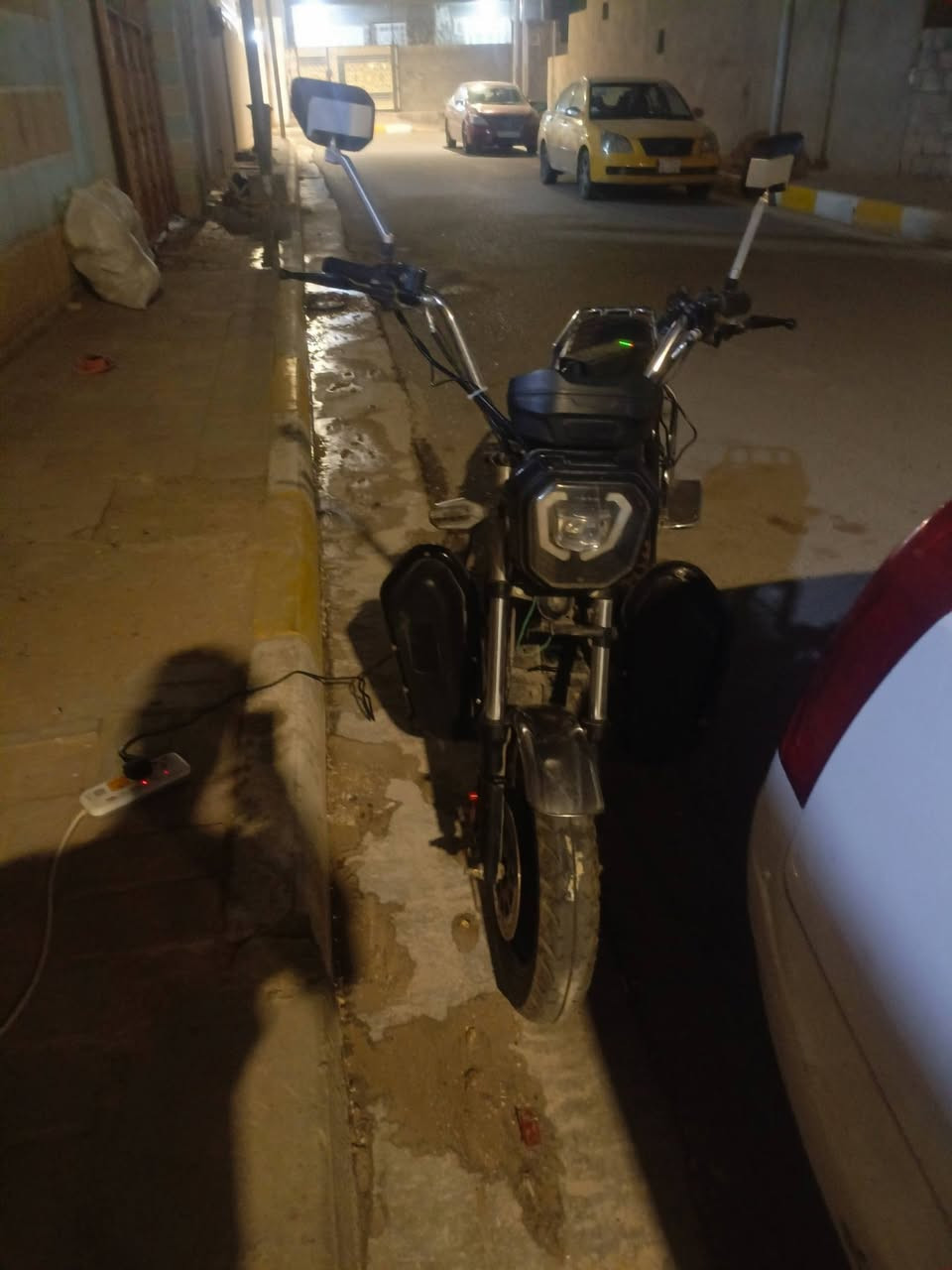 سلام عليكم دراجه شحن للبيع ست بطاريات عل فحص كهربائياته كلهه شغاله موديل 24 نضيف نوع  جبلي سعر 500 الف مكاني رمادي رقم تليفون ***********
