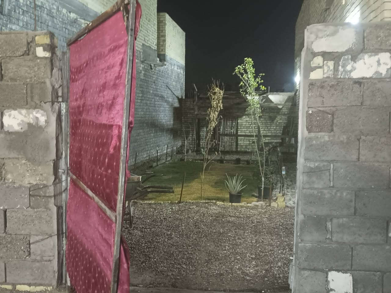 قطعه ارض للبيع مساحتها 100
عنوان 7قصؤر شارع ابو علي قرب شارع 20 
منطقه سكنيه
مكونه من ماء مجاري كهرباء تبليط 
وانترنت الفرع هدوم ومرتب 
من اناره وصبغ ارصفه وتخطيط 
السعر 17. ؤبيها شي بسيط.  
***********
#الجميع
