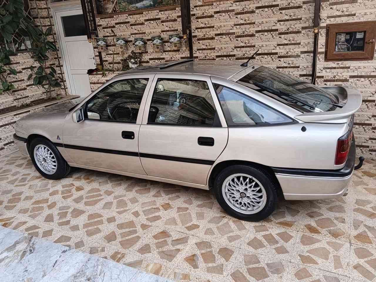 السلام عليكم 
اوبل فكترا موديل1992حجم16سياره كير اوتوماتيك قفل مركزي سلايت فول بس بدون تبريد سياره بااسمي كاربون بانزين بلاديه على وضع شركه  
***********
***********
