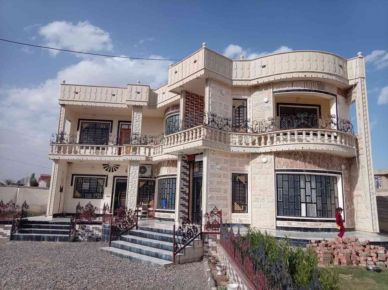 السلام عليكم / بيت البيع مساحة 800 العنوان جميله الجديده مجاور مدرسة الجوادين  البيت طابقين الطابق الأرضي مطبخ + مخزن + ربعه + هول داخلي + هول منفصل + غرف عدد 2 + زاد حمامات داخليه+ الطابق الثاني غرف عدد 3 + حمام + هول كبير  ل الاستفسار أكثر االسعر 135 وبيه مجال رقم الهاتف / احمد  *********** / حمودي *********** ملاحضه إذا اكو بيت مراوس يرهم
