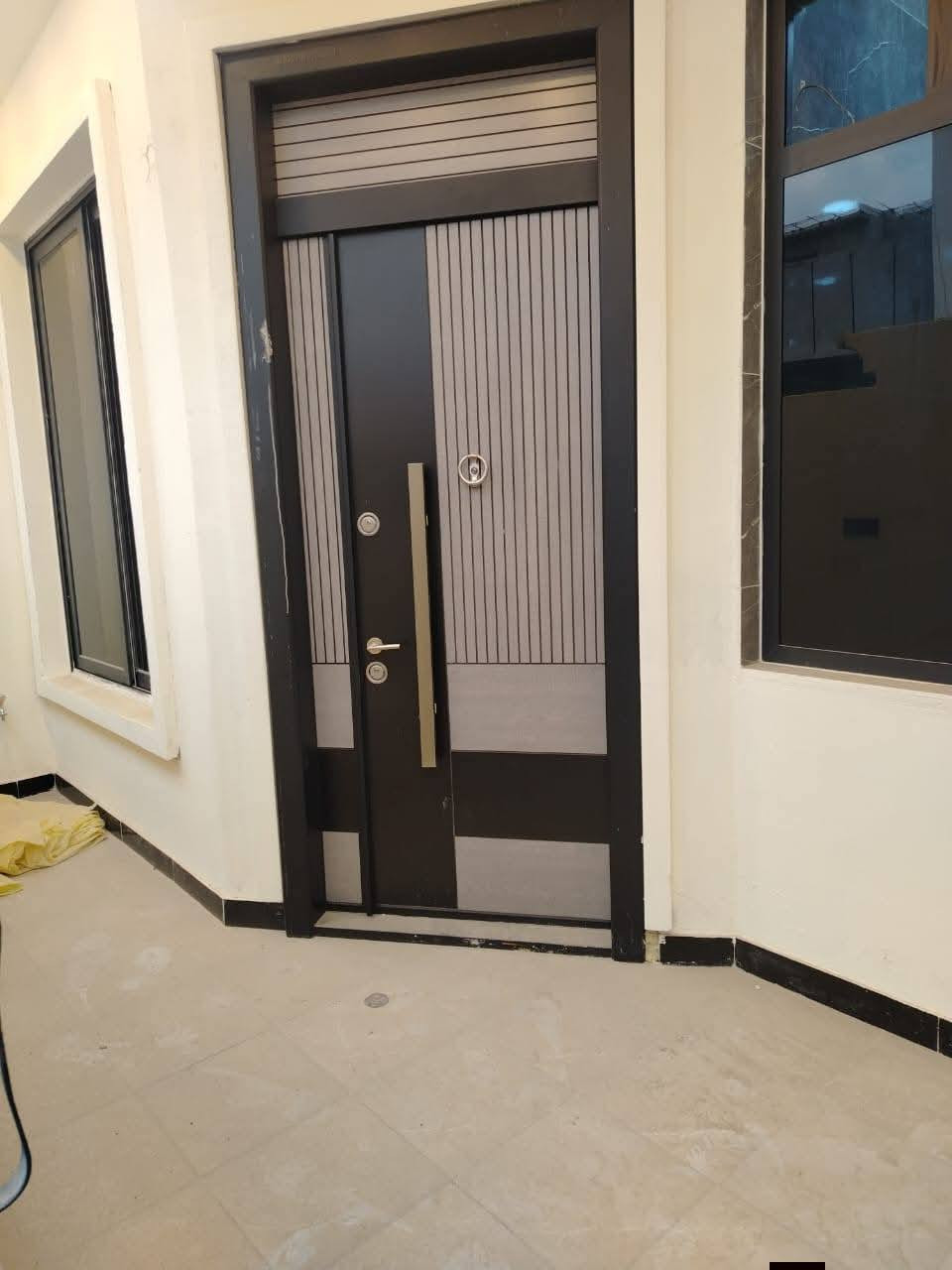 #لدينا_دار_للبيع مساحه 100 متر واجهه 6 وربع ونزال 16 طابو زراعي سند 25 قرار محكمه البيت يحتوي على4 غرف نوم وصاله وستقبال ومطبخ  العنوان بغداد الدورة مدخل البوعيثه مجمع السلطان الثالث 
هاتف ***********
***********
