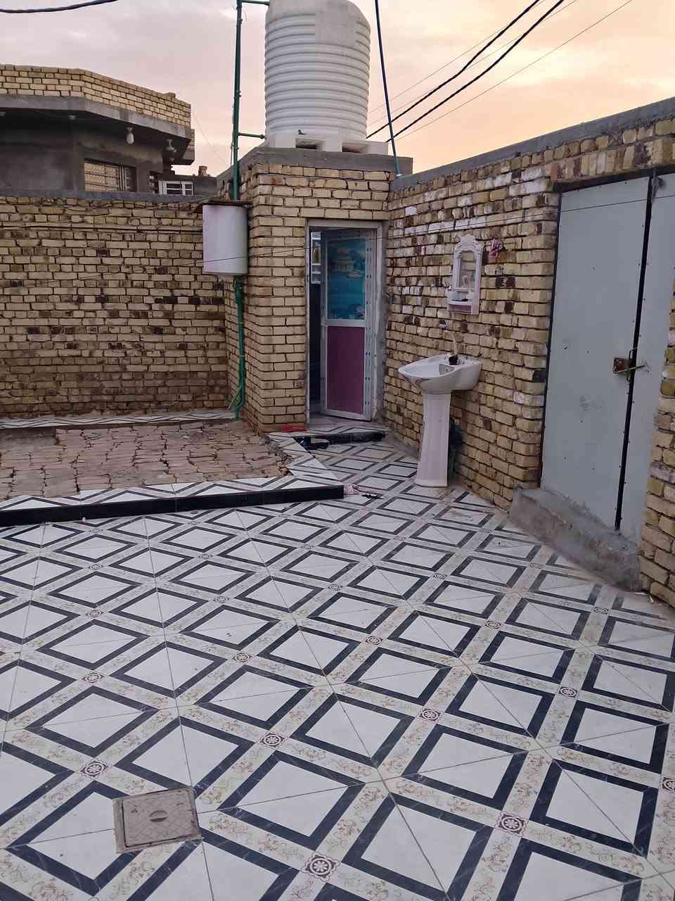 بيت للبيع الصخين شارع حسينية الأمام الغائب ركن مساحه 200بناء طبوك صب كونكريت بيه نقص قليل ***********
