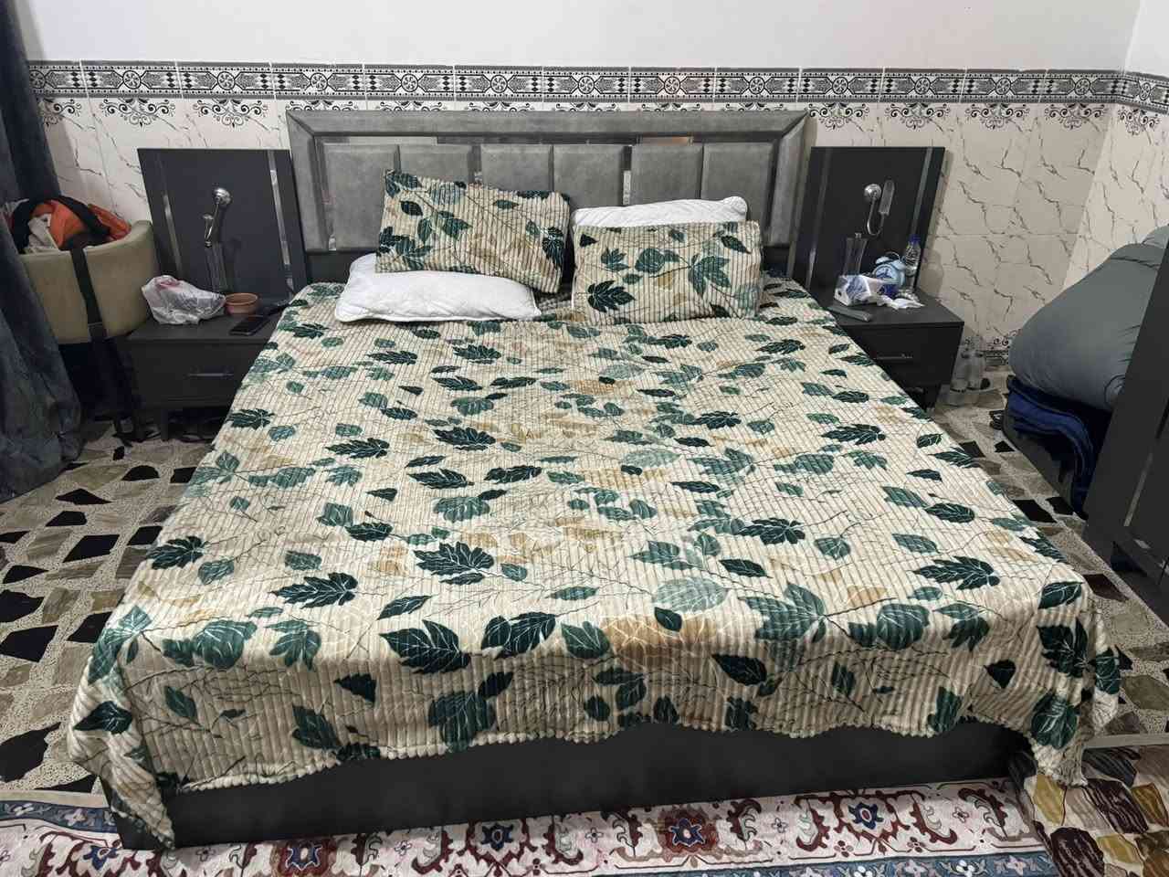 الغرفه ب ٤٥٠ الشاشه ب٥٠ الثلاجه ب١٠٠ الدوشك ب ٨٠ المرايه طول ١٨٠ ولعرض ٦٠ رايدها ب٤٠ وتساب *********** وبيهن مجال بسيط
