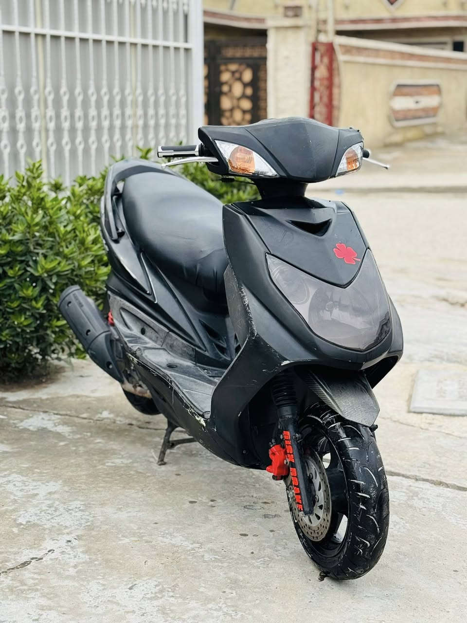 السلام عليكم دراجه سكنس فحل كابريتر الدراجه بلادي كفرات ختم واحد كهرباياتها كلها شغاله الدشبول شغال تخم تايرات بيها اكلاجات امامي خلفي رياضي الدراجه ما بيها نقص اوراق موجوده  السعر ٦٥٠ وبيها مجال مكاني دوره شارع ٦٠ رقمي ***********
